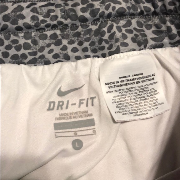 Girls Nike Shorts - Picture 2 of 3